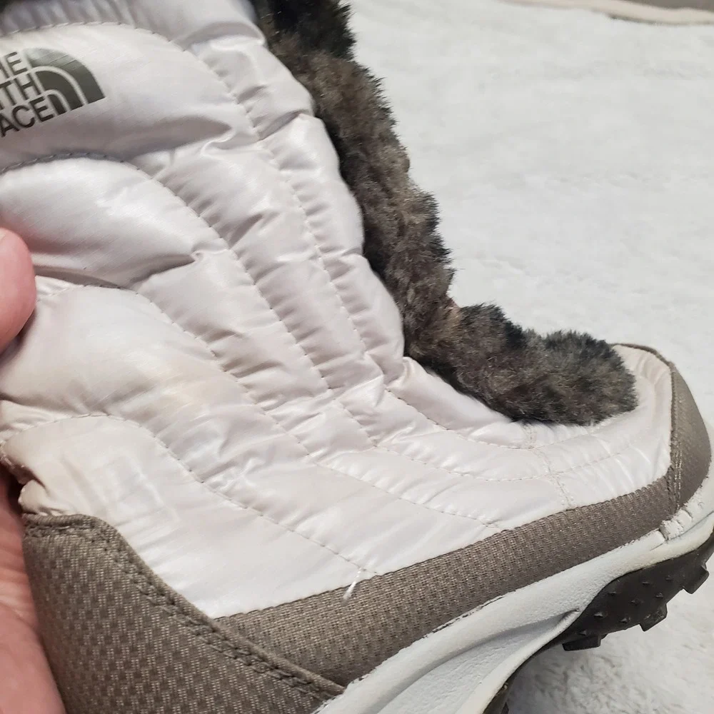 The North Face Ivory Grey Fuzzy Snow‎ Boots Kids Youth Girl 5 Casual Cozy Winter
